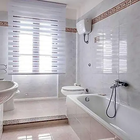 Welcomely - Boutique House Отель